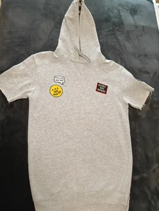 Sudadera con capucha gris