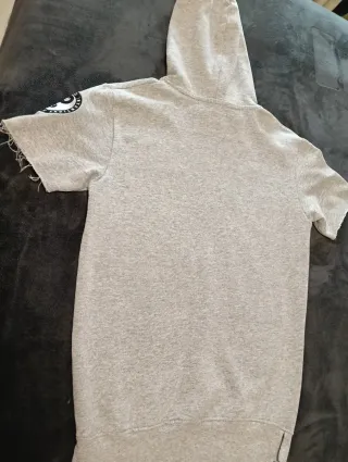 Sudadera con capucha gris