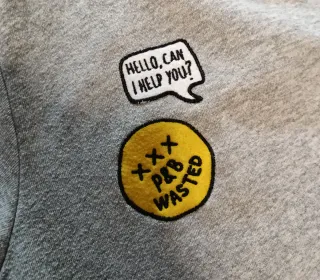 Sudadera con capucha gris