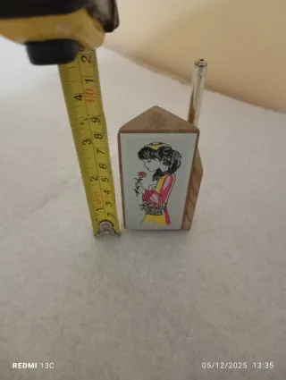 Oggetto da scrivania con disegno ragazza