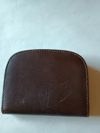 Monedero de piel marrón