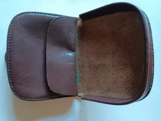 Monedero de piel marrón