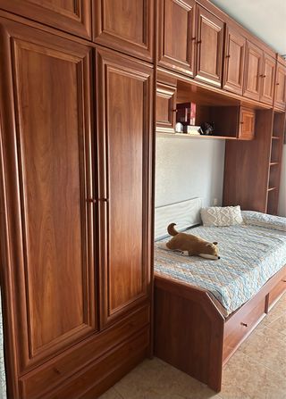 Dormitorio completo con cama