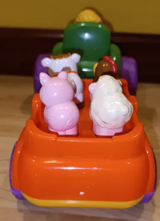 Tractor musical con remolque y animales