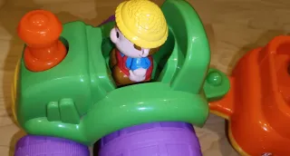 Tractor musical con remolque y animales