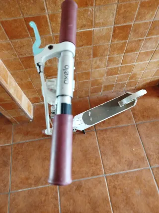 Patinete blanco con ruedas rosas