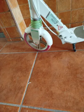 Patinete blanco con ruedas rosas