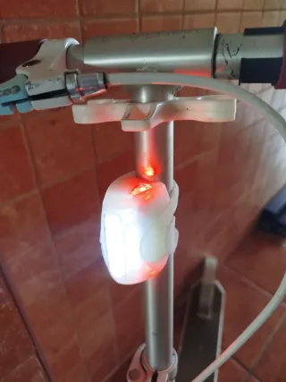 Patinete blanco con ruedas rosas