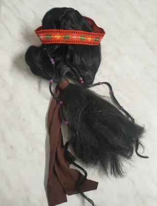 Parrucca indiana con trecce e fascia