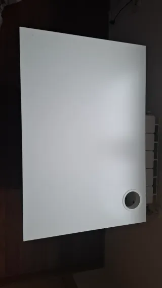 Escritorio blanco con cajón