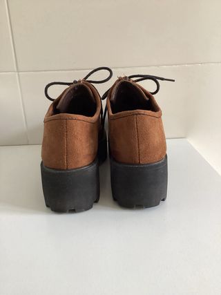 Zapatos plataforma ante marrón de “Marypaz”