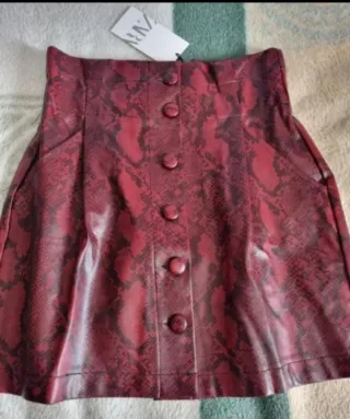 Falda Zara efecto piel serpiente roja