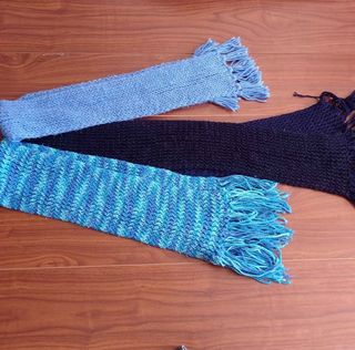 Sciarpe a maglia blu e nere