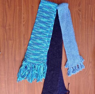 Sciarpe a maglia blu e nere