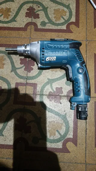 Taladro Black & Decker 550W y atornilladora Makita