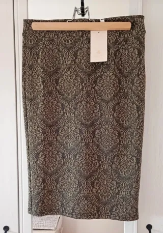 Falda midi tubo Amichi negra y dorada