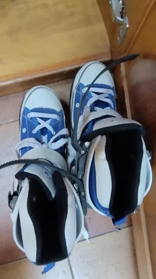 Patines en línea azules y blancos