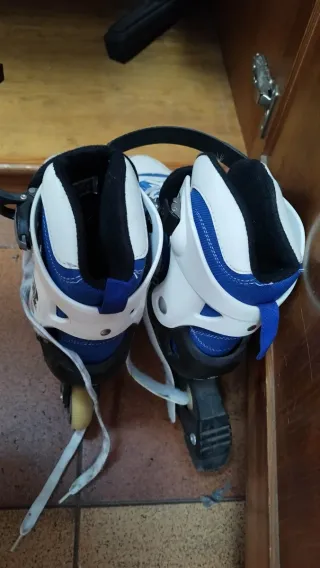 Patines en línea azules y blancos