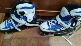 Patines en línea azules y blancos