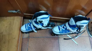 Patines en línea azules y blancos