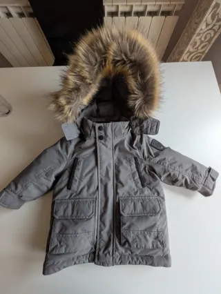 Abrigo bebé gris con capucha