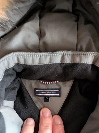 Abrigo bebé gris con capucha