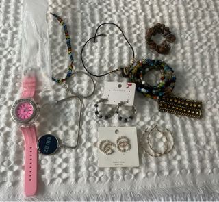 Lote de bisutería: reloj, pulseras y pendientes