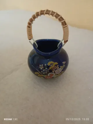 Piccolo vaso in porcellana decorato