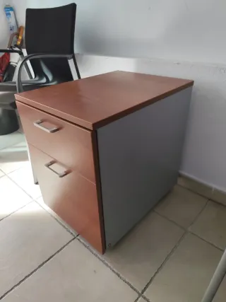 Cajonera de madera con ruedas