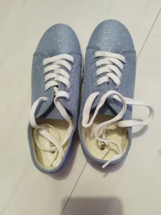 Zapatillas azules con brillos