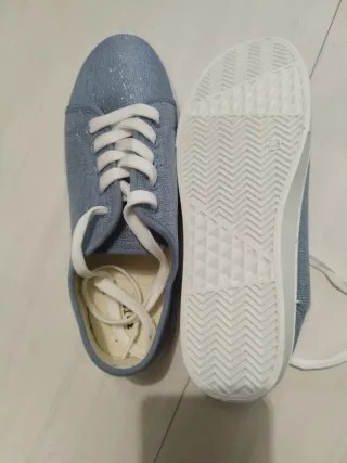 Zapatillas azules con brillos