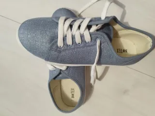 Zapatillas azules con brillos