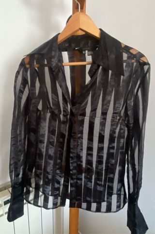 Camisa de mujer con un diseño de rayas verticales