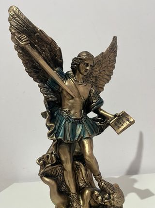 Arcángel San Miguel con espada y libro. Artesanía