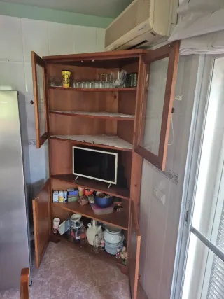 Mueble esquinero de madera y cristal