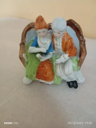 Statuetta porcellana coppia seduta