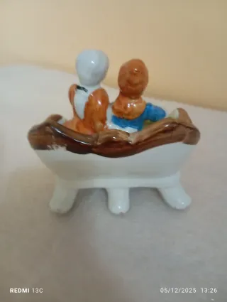 Statuetta porcellana coppia seduta