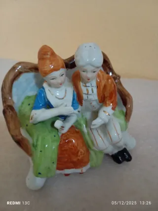 Statuetta porcellana coppia seduta