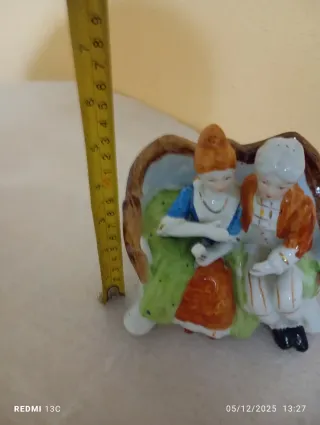 Statuetta porcellana coppia seduta