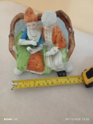 Statuetta porcellana coppia seduta