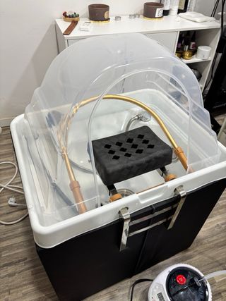 Spa Capilar con cúpula de vapor color negro.