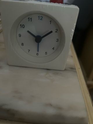 Reloj de sobremesa blanco