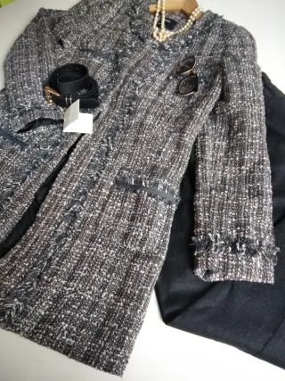 Chaqueta larga tipo Chanel Tweed Gris y Blanco.