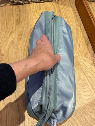 secador tipo Dyson con accesorio y neceser