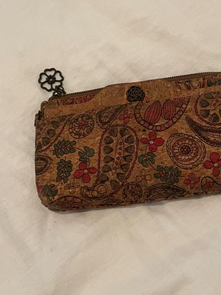 Cartera de corcho con estampado floral