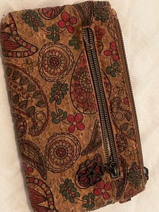 Cartera de corcho con estampado floral
