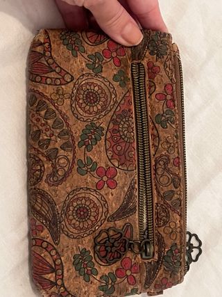 Cartera de corcho con estampado floral