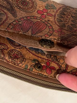 Cartera de corcho con estampado floral