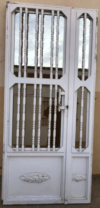 Puerta Blanca con Cristal y Barrotes.