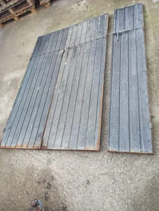 Puerta de hierro de tres hojas